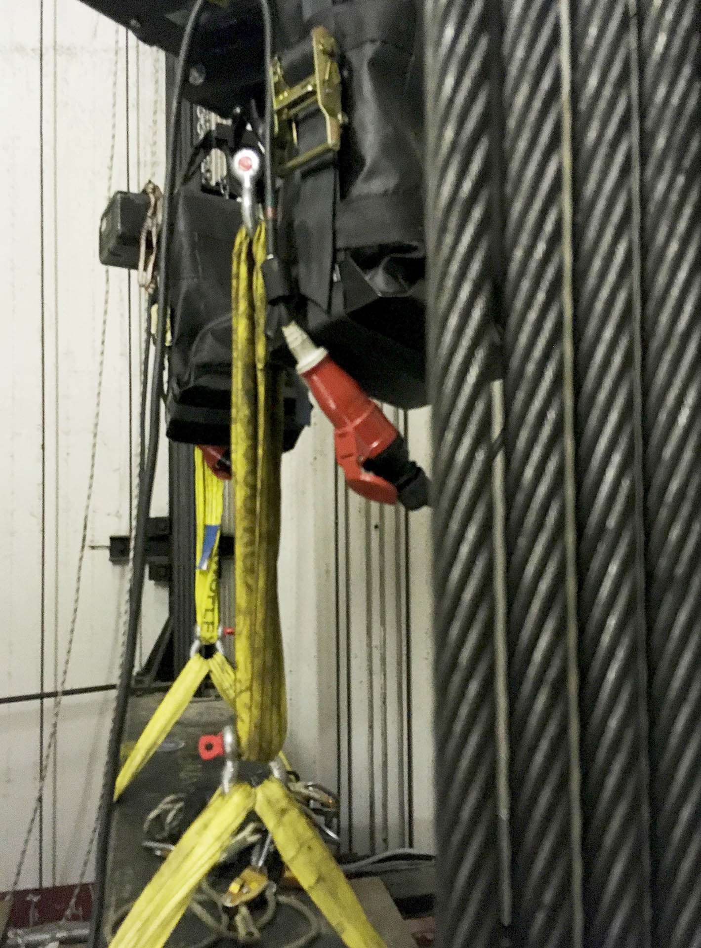 Mobile Anschlageinrichtung mit Bandschlinge und Karabiner